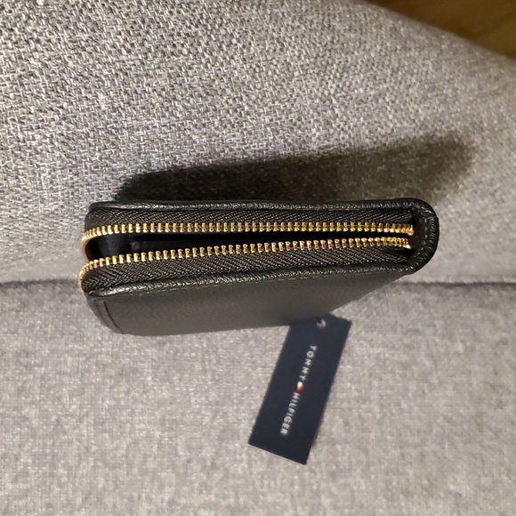 Tommy Hilfiger Black Wallet - Picture 9 of 9